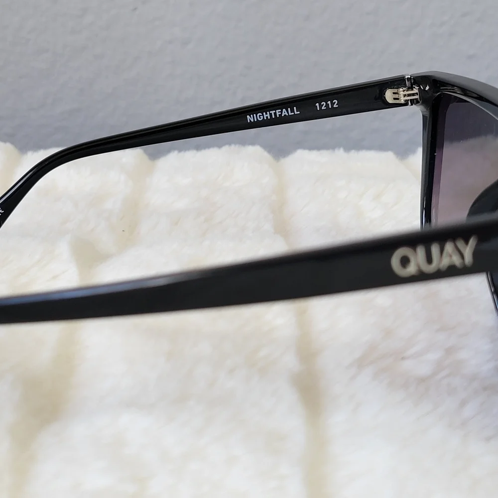 QUAY // ltd ed flat top black frames & arms flush smoke lens shield sunglasses